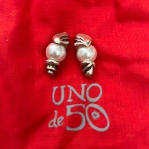 Beautiful Uno de 50 Shell style pearl earrings